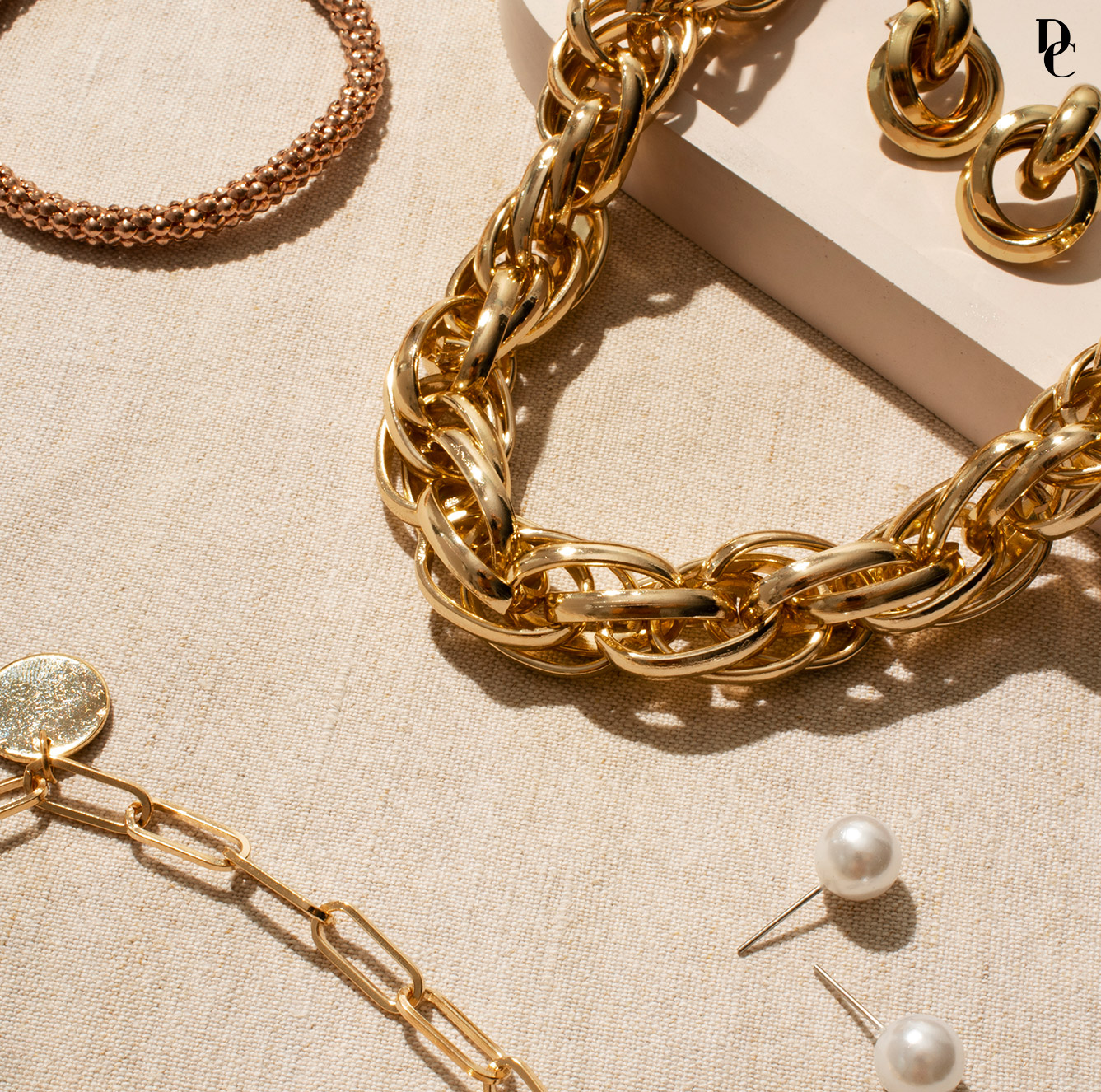 colares, pulseiras e brincos dourados
