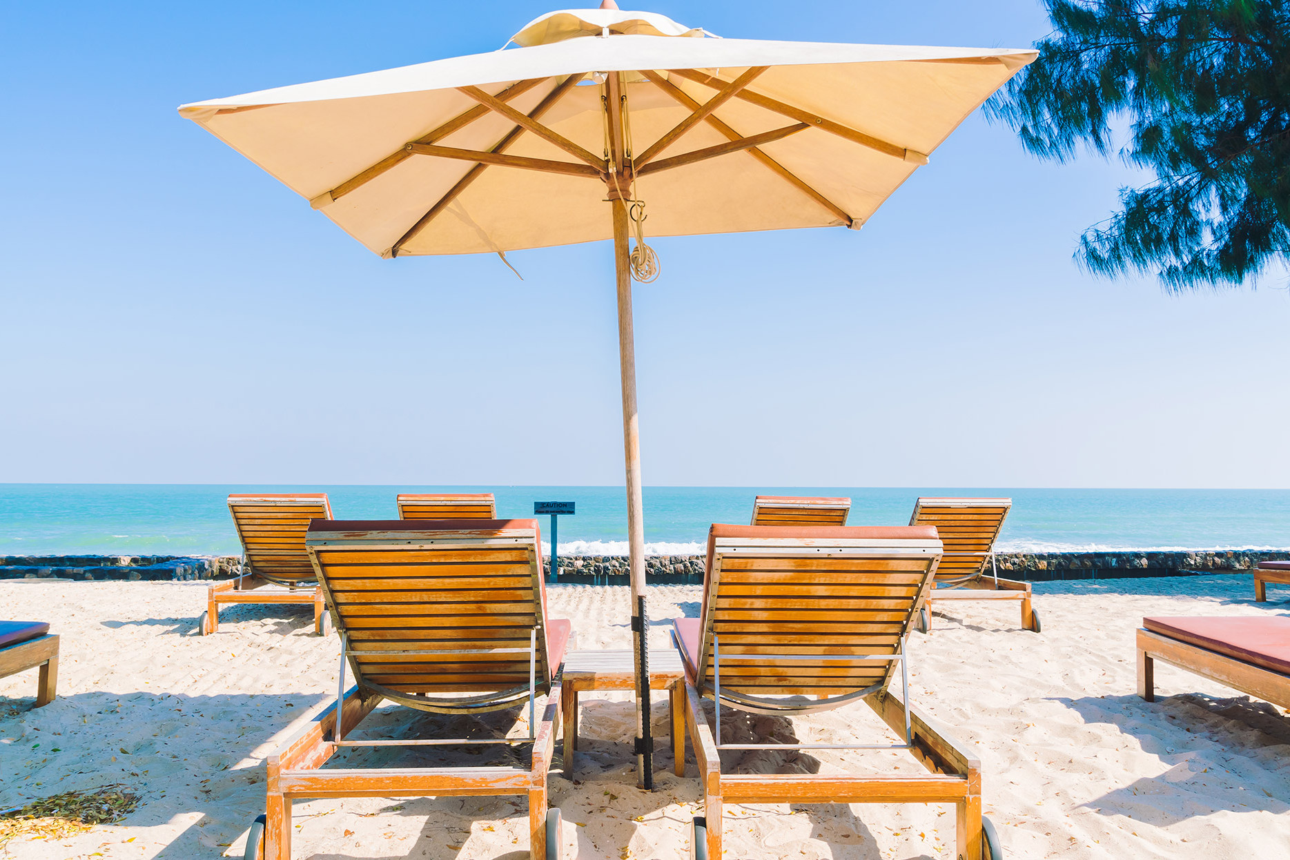 vista para duas cadeiras e guarda-sol de frente para o mar em resort