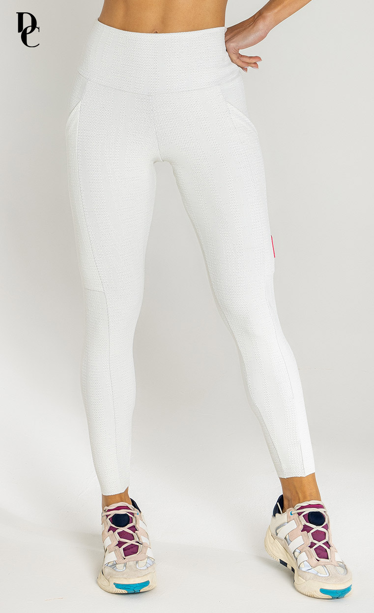 calça legging branca com tecido texturizado