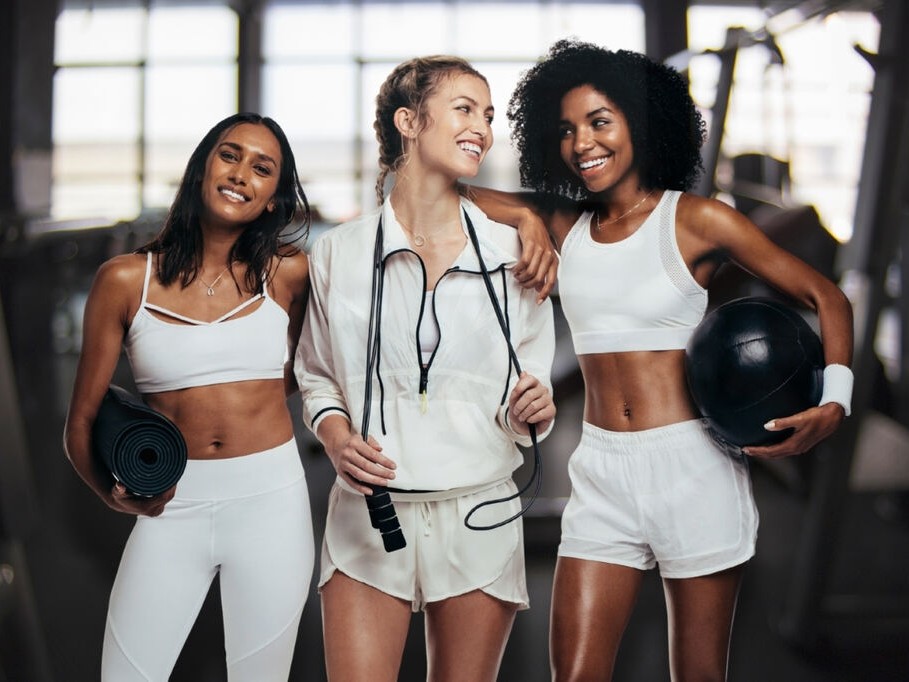 Mulheres usando look fitness feminino na cor branca para academia, com peças confortáveis e funcionais