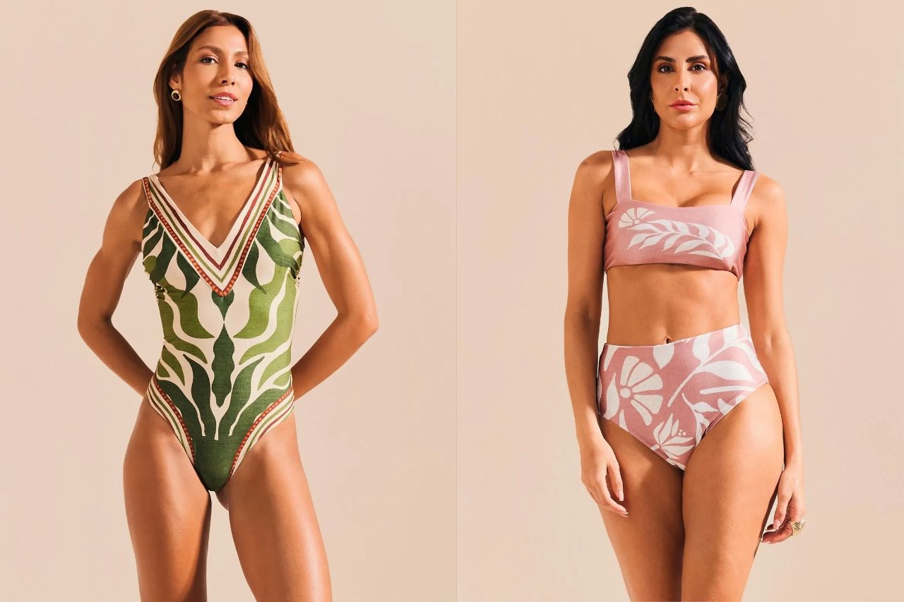 Modelos vestem maiô verde estampado e biquíni rosa estampado da De Chelles, peças de moda praia para comprar na Black Friday.